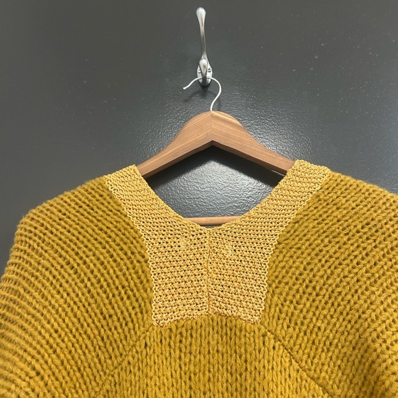 Charlise NWT S oversized Yellow and gold V-Neck Sweater neck yellow shimmers - Picture 8 of 13